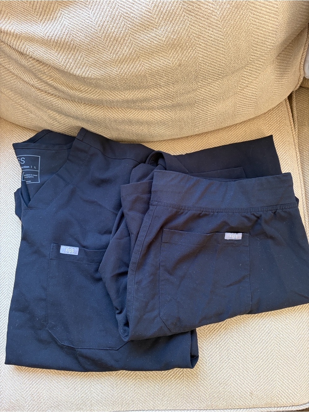 FIGS Set Men's Black Scrub Set – Comfortable Everyday Workwear